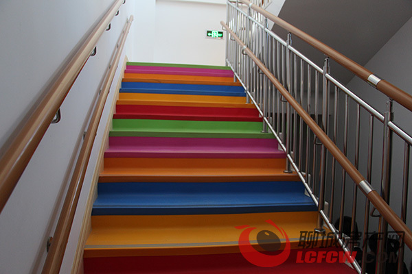 楼梯台阶多种颜色相间,考虑到孩子上下楼梯的需求,楼梯旁的扶手设计有