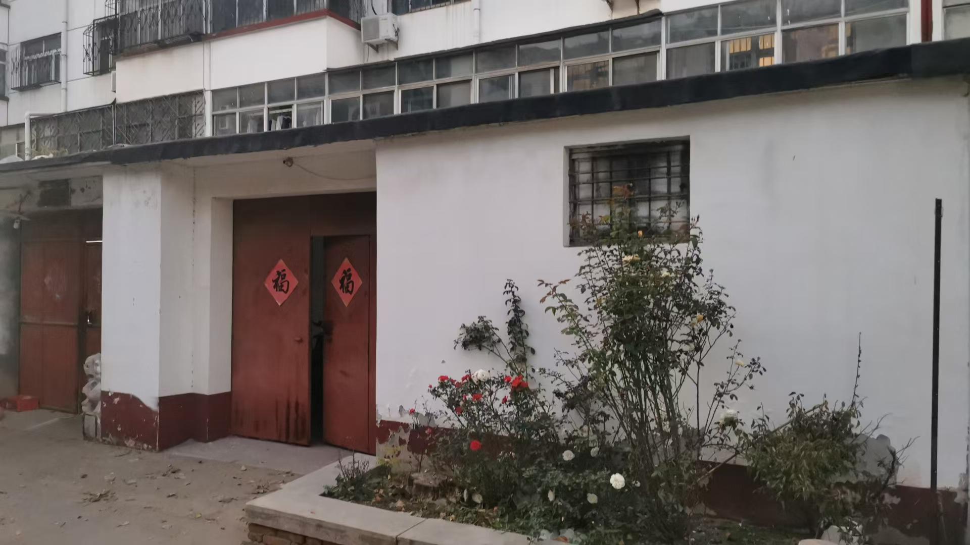 三中市场铁塔商场附近女人街西头煤场小区一楼带院车辆停放方便