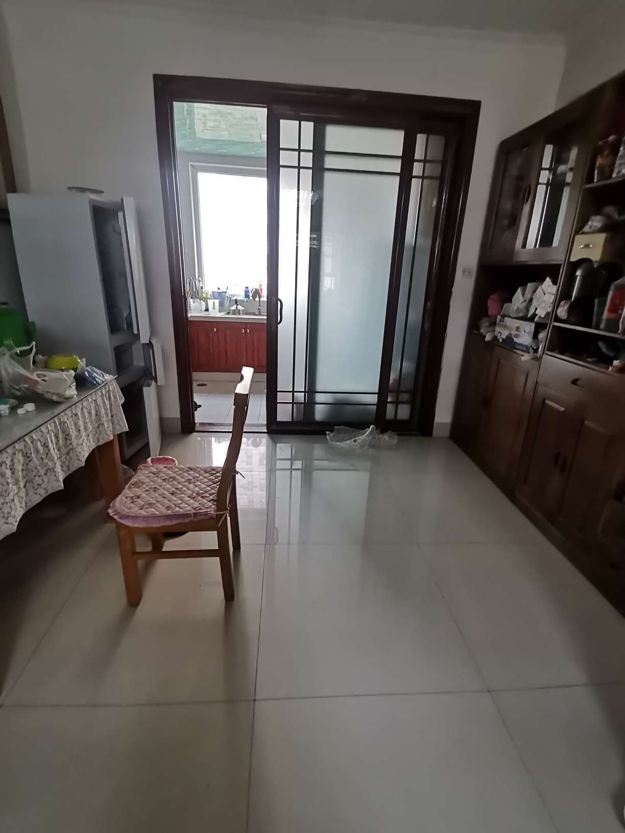 小区地理位置优越，交通便捷，四通发达，设施丰富多样，生活便利。