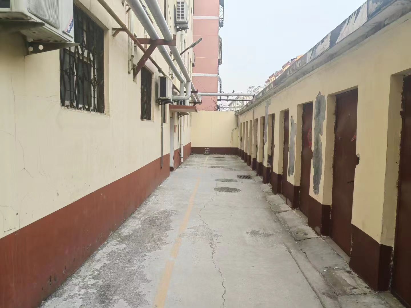 繁华路段，学校附件