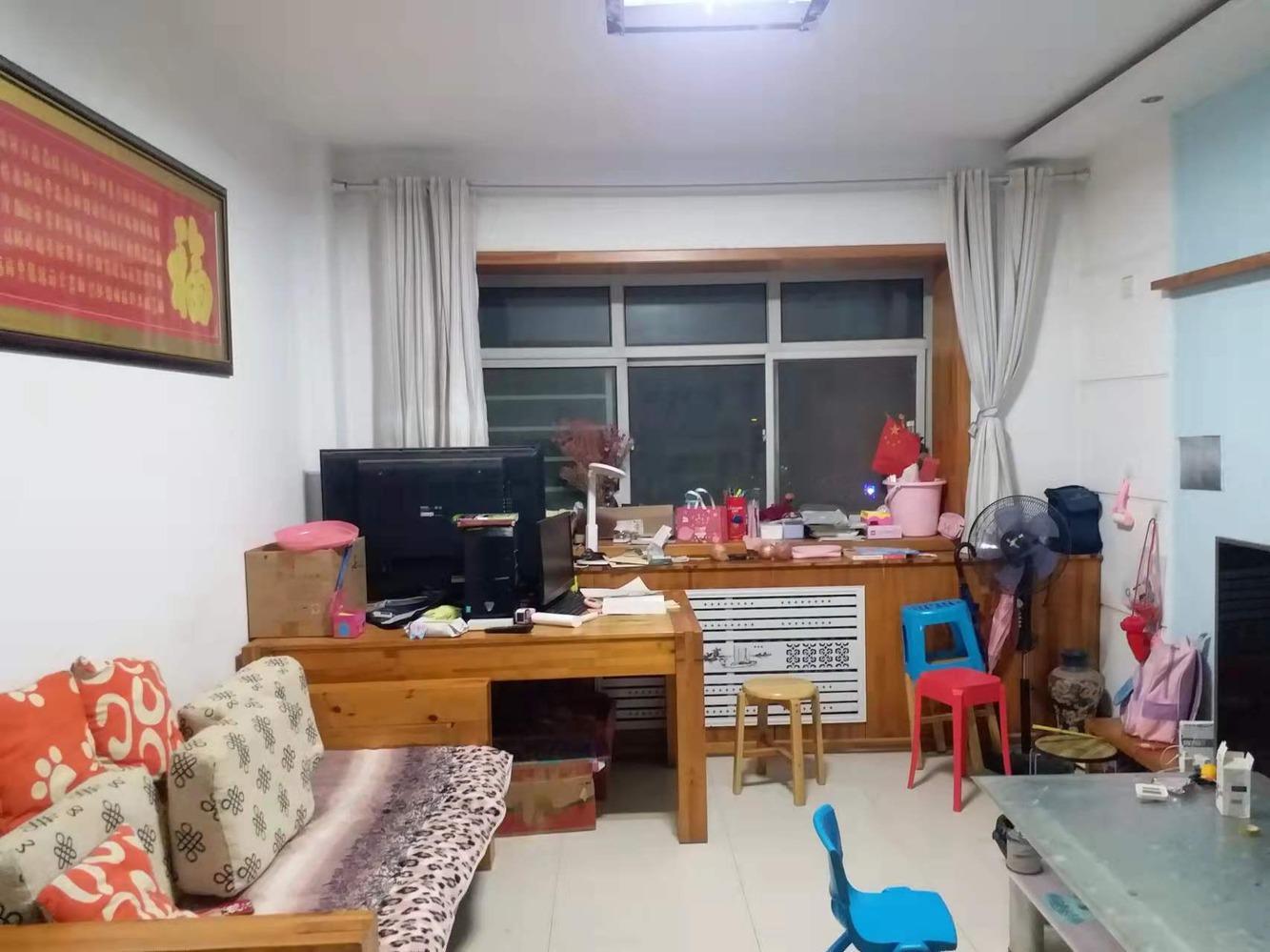 小区地理位置优越，交通便捷，四通发达