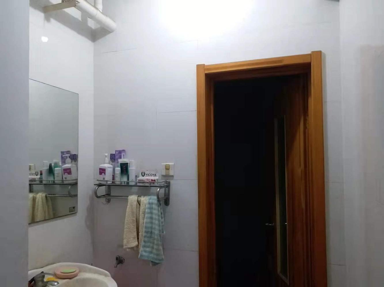 小区地理位置优越，交通便捷，四通发达