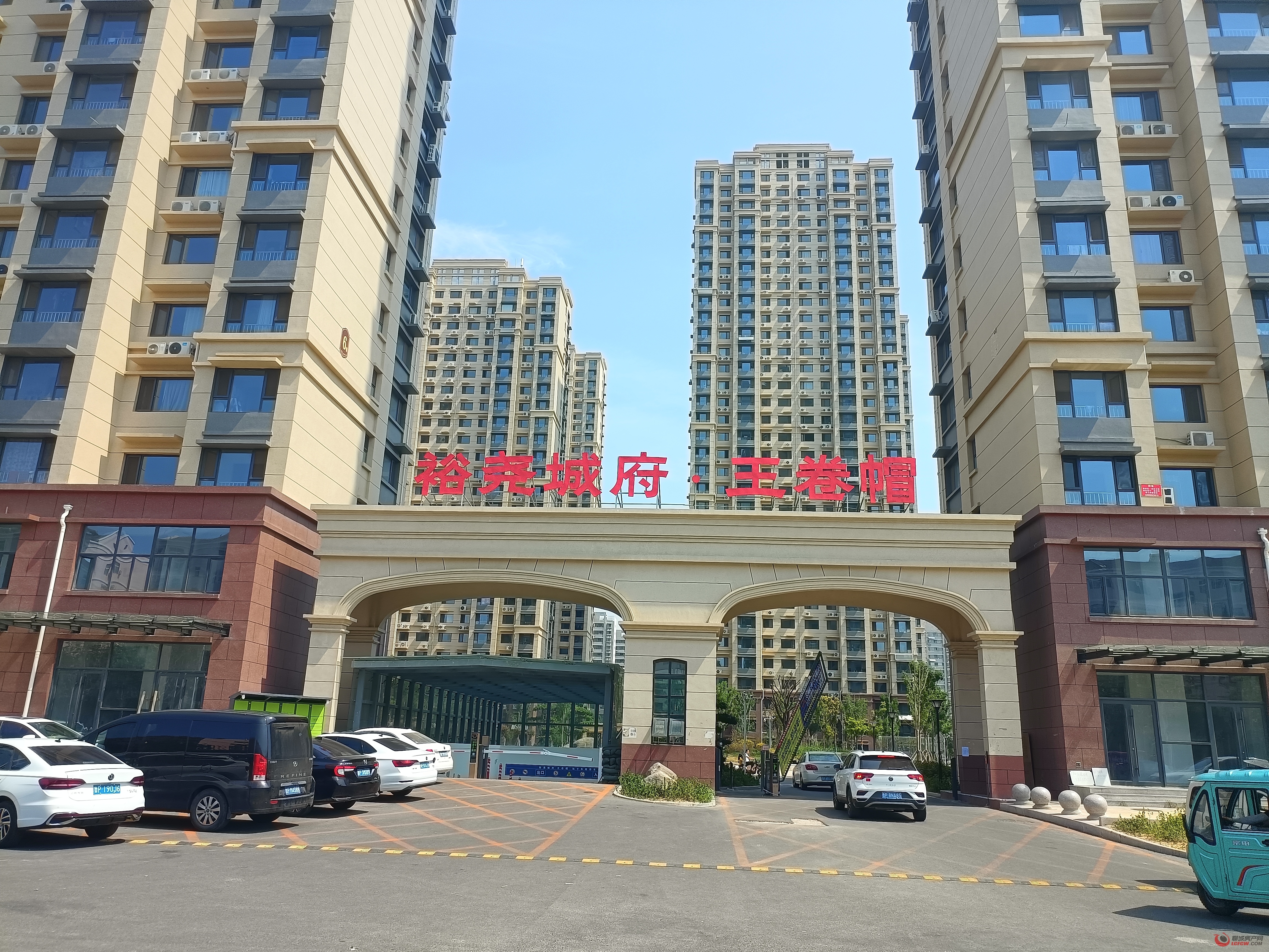 繁华路段，学校附件